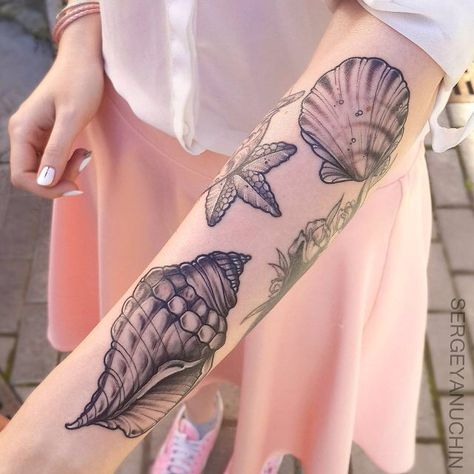 Sea shells forearm tattoos Tropisches Tattoo, Tattoo Sleeve Women, Tropical Tattoo, Seashell Tattoos, Shell Tattoos, Sea Tattoo, New Tattoo Designs, Stylish Tattoo, Trendy Tattoo