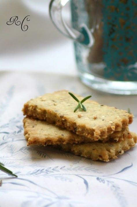 Biscotti salati all'olio d'oliva, nocciole, rosmarino e semi di sesamo - Ribes e Cannella Cake Design Inspiration, Savoury Biscuits, Tea Sandwiches, Finger Food Appetizers, Cooking Art, Vegan Recipes Healthy, Finger Food, Sans Gluten, Soul Food