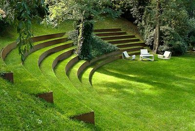 Private amphitheater. Photo from the blog, The Style Saloniste: January 2011. Large Backyard Landscaping, Garden Stairs, Desain Lanskap, Sloped Garden, Garden Steps, Large Backyard, Have Inspiration, Green Garden, Private Garden