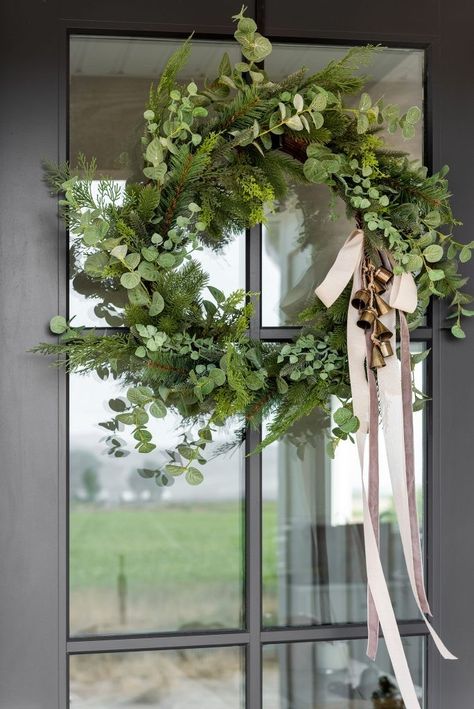 Navidad Natural, Front Door Styles, Holiday Greenery, Xmas Wreaths, Studio Mcgee, Christmas Aesthetic, Christmas Deco, Christmas Joy, Christmas Inspiration