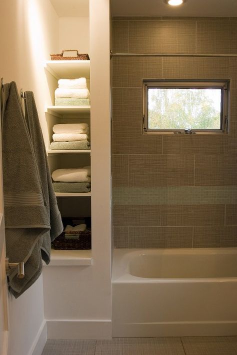 linen shelves next to tub/shower. If we ever get around to installing a second bathroom, I'm doing this! Diy Bathroom Inspiration, Bathroom Towel Storage Ideas, Makeover Kamar Mandi, Diy Bathroom Design, Bathroom Towel Storage, Bathroom Diy, Small Bathroom Storage, Basement Bathroom, Towel Storage