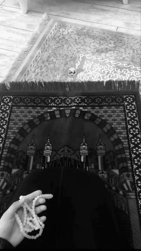 Jaye Namaz Aesthetic, Islamic Namaz Pic, Tasbeeh In Hand Photography, Tasbeeh In Hand, Namaz Wallpaper Hd, Islamic Girl Aesthetic, Tasbeeh Aesthetic, Namaz Photography, Namaz Motivation