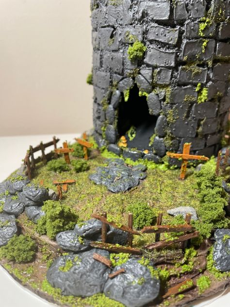 Diy dice rolling tower for warhammer fantasy and dungeons and dragons! Made from an old tea bag container D&d Dice Tower, Dnd Dice Tower Diy, Dice Tower Diy, Diy Dice Tower, Dragon Diorama, Dnd Tools, Dnd Dice Tower, Dungeons And Dragons Diy, Diy Castle