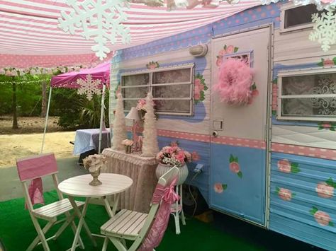 Christmas glamping Girly Camper, Trashy Americana, Trailer Trash Aesthetic, Christmas Rv, Beach Angel, Edgy Bedroom, Trailer Park Trash, Pink Trailer, Honey Come