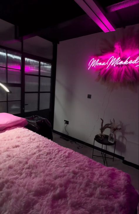 Black Accent Wall Lash Room, Pink And Black Beauty Salon, Pink Lash Room Ideas, Lashroomdecor Ideas, Lash Shed, Pink Salon Decor, Lash Room Ideas Small Spaces, Lash Room Aesthetic, Lash Suite Ideas