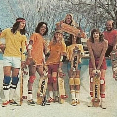 InternationalBrotherhoodSK8 on Instagram: “HISTORY.... early pool play Back in the Day! #San Fernando Valley #California #coral #pool #session #TheJer #skateboardhistory…” 70s Skater, Skater Chick, Girl Skater, Fashion 1970s, Skate Girl, Skate Style, Skate Shop, Skater Girls, Young Fashion