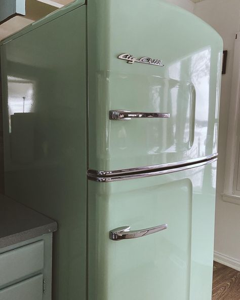 Vintage Refrigerator Aesthetic, Old Fashioned Fridge, Old Fashioned Refrigerator, Vintage Fridge In Kitchen, 1950 Fridge, European Fridge, 60s Fridge, 80s Fridge, 70s Fridge