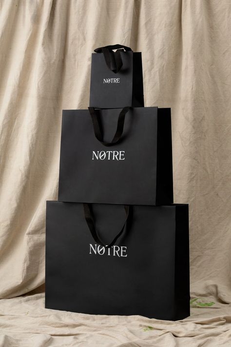 Clean Product Packaging Design Example Luxury Paper Bag Packaging, Current Graphic Design Trends, Luxury Box Design, Wentworth Woodhouse, Luxury Paper Bag, Paper Carrier Bags, Black Kraft Paper, Retail Bag, Black Gift Bags