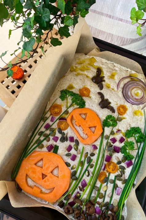 Halloween Focaccia Bread Halloween Sweet Bread, Fall Focaccia Bread, Halloween Foccacia Bread Art, Vegetarian Halloween Food Ideas, Halloween Foccacia, Halloween Vegan Food, Bread Decoration Ideas, Halloween Food Vegan, Halloween Focaccia