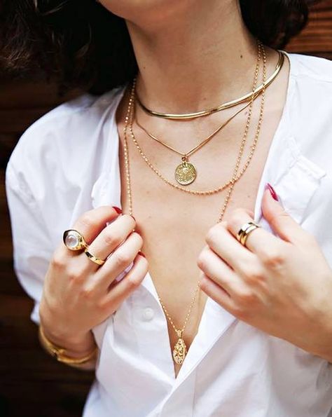 French Jewelry Style, Layered Gold Jewelry, Parisian Jewelry, Gold Jewelry Outfits, Buy Gold Jewelry, Parisian Chic Style, French Jewelry, Jewelry Post, Golden Jewelry