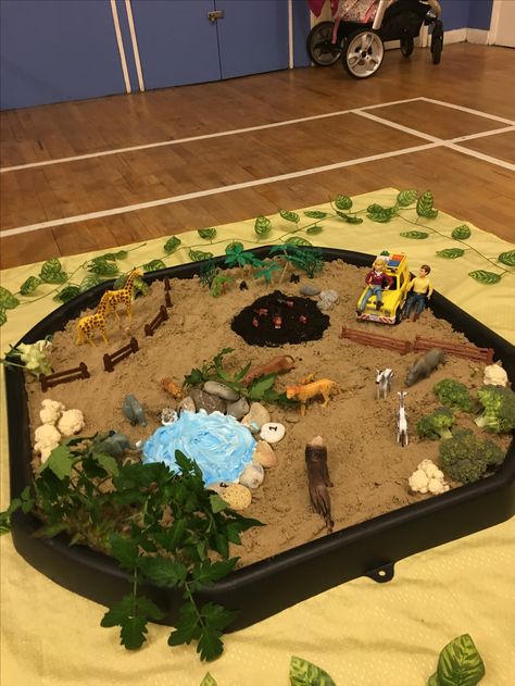 Safari Safari Play Ideas, Safari Eyfs Activities, Safari Tuff Tray Ideas, Safari Animals Sensory Bin, Africa Tuff Tray, Jungle Animals Tuff Tray, Safari Small World Play, Tuff Tray Ideas Toddlers, Safari Activities