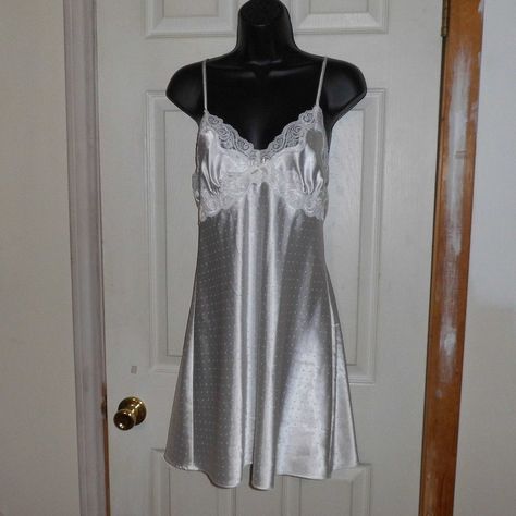 Linea Donatella Nightgown & Robe, Size M, Bow In The Center Of Nightgown With A Circle Of Pearls, & Around The Top Area Is Lace With Pearls. Robe -Size M, Has Middle Tie With All Around Tie. The Sleeves On The Robe Has Lace. Really Nice Night Gown & Robe Preowned - Never Worn **Please See Pictures** Night Gown Dress Nightgowns, Lingiere Outfit Gown, Sleeping Gown Aesthetic, Bridgerton Nightgown, Gothic Nightgown, 2000s Pajamas, Night Gown Aesthetic, Hot Nights Sleep Dress, Sleeping Dress Nightgowns