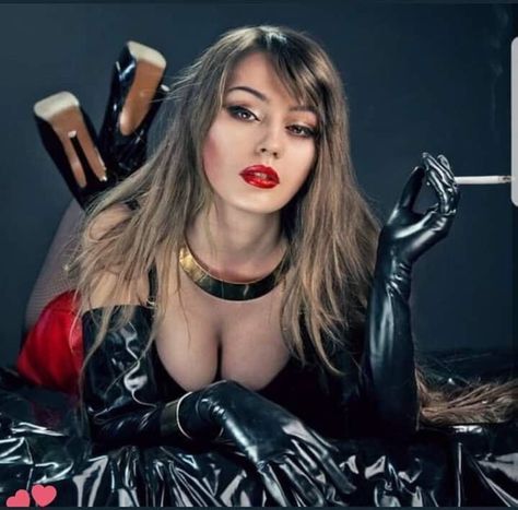 Witch Fashion, Latex Gloves, Black Leather Gloves, Jolie Photo, Leather Outfit, Leather Mini Skirts, Metallica, A Woman, Gloves