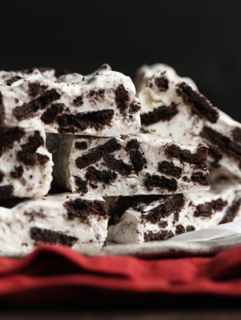 No Bake Cookies and Cream Marshmallow Bars! The have only 3 ingredients and are made in the microwave!! So easy and so delicious! #cookiesandcups #nobake #marshmallows #oreos #cookiesandcream #campfiremarshmallows Cookies And Cream Marshmallows, Blondies Brownies, Fruit Pizza Frosting, Christmas Desert, Pizza Sugar Cookie, Marshmallow Bars, Campfire Marshmallows, Crumb Bars, Marshmallow Cookies