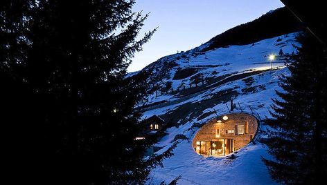 Bjarne Mastenbroek and Christian Müller, from the architecture firms SeARCH and CMA, collaborated in 2009 to build this vacation home near the world famous thermal springs of Vals in Switzerland. Vals Switzerland, Case Sotterranee, Switzerland Architecture, Therme Vals, Casa Hobbit, Earth Sheltered, Peter Zumthor, Underground Homes, Unusual Homes