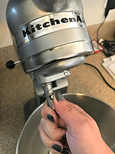 KitchenAid Tips and Tricks Kitchen Small Apartment, Kitchenaid Stand Mixer Recipes, Best Kitchenaid Mixer, Stand Mixer Recipes, Kitchen Aide, Kitchen Decor Hacks, Kitchen Stand Mixer, Kitchen Aid Recipes, Organizing Kitchen