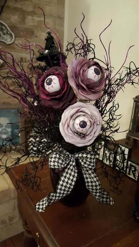 Dollar Tree Halloween Flower Arrangements, Hobby Lobby Flowers, Eyeball Flower, Spooky Flowers, Lobby Flowers, Dollar Tree Halloween, Spooky Home Decor, Creepy Halloween Decorations, Fleurs Diy