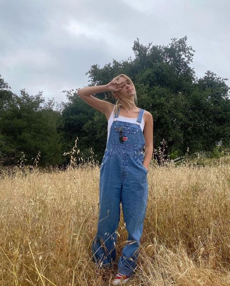 Brandy Melville (@brandymelvilleusa) • Instagram photos and videos Emily Skinner, Looks Jeans, Overalls Fashion, Farm Clothes, Bermuda Jeans, Girls Denim, Red Outfit, 60s Fashion, Feminine Outfit