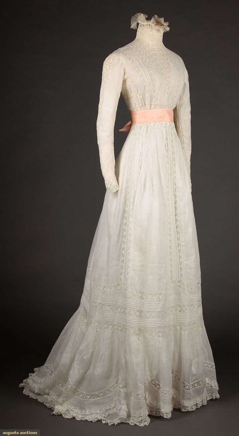 TWO WHITE TEA GOWNS, 1900-1910 Tea Gown, 1900s Fashion, Edwardian Dress, Old Dresses, Victorian Clothing, Antique Dress, Vintage Gowns, Vestidos Vintage, Lingerie Dress