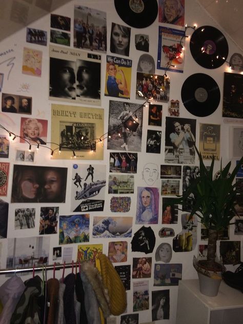 Aesthetic Records, Vines Aesthetic, Aesthetic Baby, Retro Bedrooms, College Room, Record Wall, Light Academia, Bedroom Ideas, Bedroom