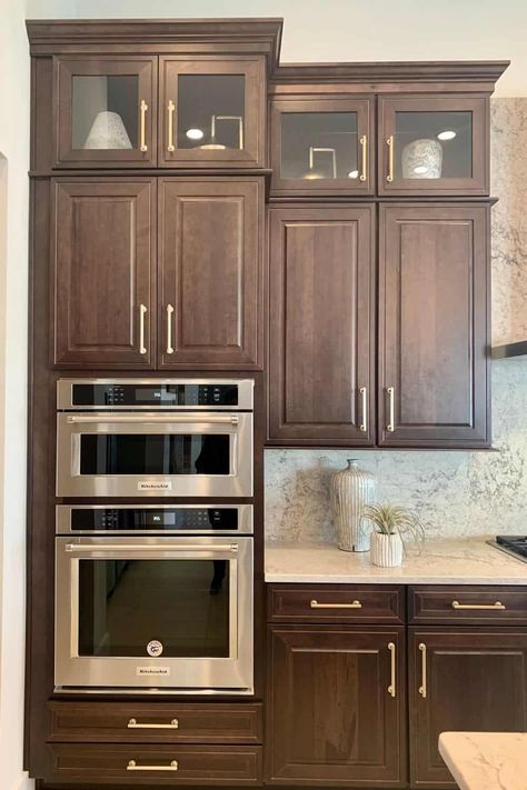 Backsplash With Cherry Cabinets, Dark Oak Kitchen Cabinets, Cabinets 2023, Dark Brown Kitchen Cabinets, Kitchen Cabinet Color Schemes, Mahogany Kitchen, Cherry Wood Kitchen Cabinets, Walnut Kitchen Cabinets, Cherry Wood Kitchens