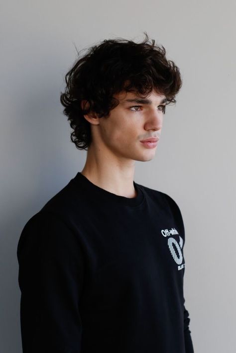 Mens Haircuts Thick Hair, Short Hair For Boys, Loose Curly Hair, Poofy Hair, Medium Length Curly Hair, Messy Haircut, Men Haircut Curly Hair, Side Hair, Robert Sheehan