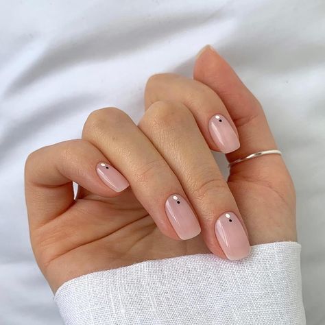 Posted by Zoe Scott: Today, I'm thrilled to share the scoop on Nude Short Nails, a trend that's as chic as it is practical. In this easy-to-follow guide, you'll discover t... Minimalist Nail Art, Nude Nail Designs, Work Nails, Cute Gel Nails, Short Nail Designs, Nagel Inspo, Elegant Nails, Nails Inspo, Minimalist Nails