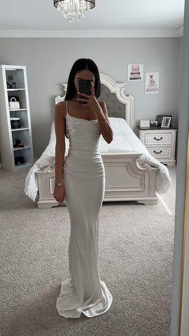 White Long Prom Dress, Prom Dresses Slim Fit Long, White Silk Prom Dress, Cardigan Outfit Autumn, Hoco Dresses Unique, White Formal Dresses, Unique Hoco Dresses, White Floor Length Dress, Prom Dresses White