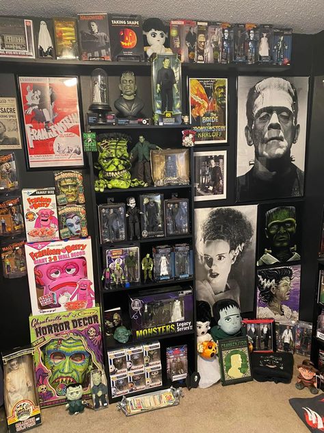 Frankenstein Bedroom, Eddsworld Aesthetic, Horror Room Ideas, Horror Movie Room, Halloween Horror Nights Orlando, Geek Cave, Horror Room, Helloween Wallpaper, Horror Collection