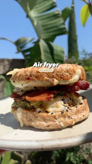 Healthy + Balanced Recipes on Instagram: "Are you looking for a quick and easy breakfast option for your busy mornings? These AIR FRYER EGG MCMUFFINS BY @melissas_healthykitchen are a must try! Save for later and follow for more easy air fryer recipes✔️ Air Fryer Egg McMuffin: 1 English muffin 1-2 eggs Everything but the bagel seasoning to taste 1-2 Tbsp cheese of choice Avocado 2 slices bacon of choice Instructions: 1. Slice English muffin in half and place in air fryer dish 2. Crack 1 egg English Muffin Sandwich, Muffin Sandwich, English Muffins Sandwich, Sandwich Healthy, Everything But The Bagel Seasoning, Balanced Recipes, Easy Breakfast Options, Egg Mcmuffin, Everything But The Bagel