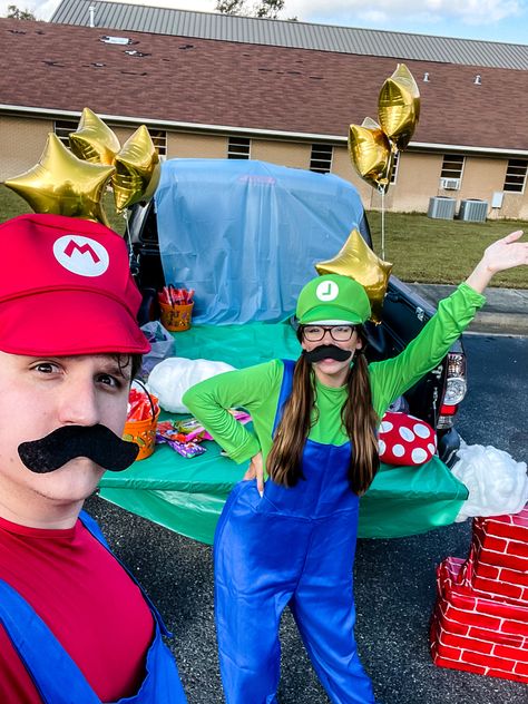 Mario bros, mario and luigi costume, couples costume, easy halloween costume, costume idea for couples, best friend costumes Mario Bros Halloween Costumes, Couples Costume Easy, Duo Costume Ideas, Dynamic Duo Costumes, Best Friend Costumes, Luigi Costume, Costume Couples, Friend Costumes, Costume Ideas For Couples