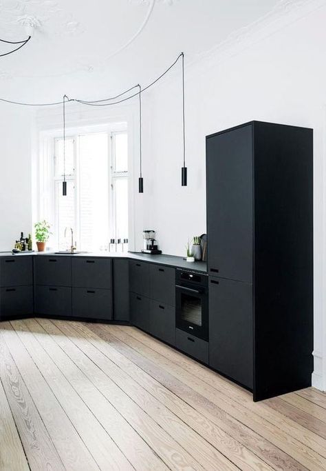 Modern Konyhatervezés, Modern Minimalist Kitchen, Matte Black Kitchen, Minimalist Dekor, Interior Design Minimalist, Black Kitchen Cabinets, Decor Ikea, Set Sofa, Kitchen Renovations