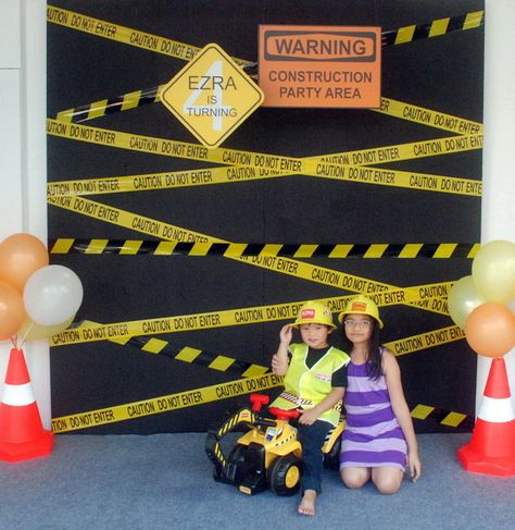 Ezra's construction birthday party | CatchMyParty.com Photo Booth Anniversaire, Construction Birthday Party Ideas, Construction Theme Birthday Party, Construction Theme Party, Construction Birthday Party, Photos Booth, Construction Birthday Parties, Trucks Birthday Party, Construction Theme