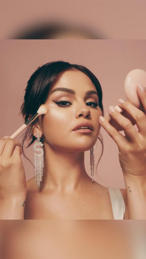 Maquillaje Selena Gomez, Makeup Artist Branding, Selena Selena, Selena Gomez Makeup, Selena G, Business Photoshoot, Artist Branding, Photoshoot Makeup, Highlighter Brush