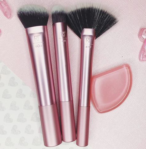 Real Techniques on Instagram: “Get that lit from within glow this spring! ✨🌷 Grab the limited edition Sculpt + Glow set from @ultabeauty before it's gone. 🏃‍♀️” Highlighter Liquid, Real Techniques Setting Brush, Highlight Brush, Real Techniques Brushes, Apply Foundation, Contour Highlight, Fan Brush, Highlighter Brush, Cream Contour