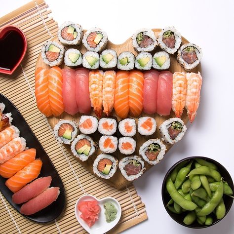 Heart Sushi Platter, Valentines Day Food Ideas Dinner, Sushi Valentines Day, Valentines Sushi, Sushi Photography, Vday Crafts, Valentines Movies, 23 Birthday, Sushi Cake