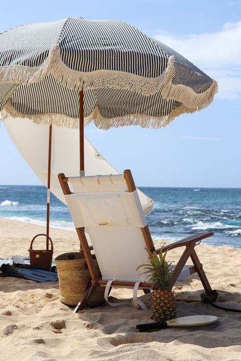 Italian Umbrella Beach, Beach Umbrella Photoshoot, Italian Beach Umbrellas, Beach Chair Aesthetic, Family Beach Day Aesthetic, Beach Chairs On Beach, Beach Set Up, Beach Day Picnic, Beach Chair And Umbrella