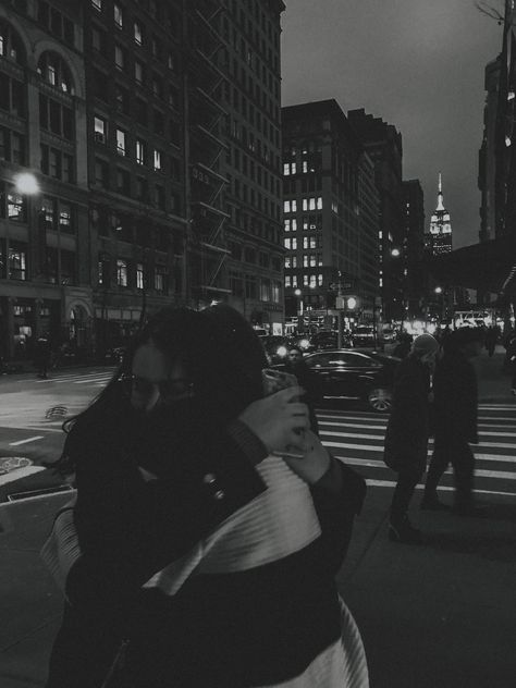 new york city grunge photography night dark aesthetic Big Sister Aesthetic, City Grunge, Nyc Life Aesthetic, Nyc Girl Aesthetic, Sister Aesthetic, New York Aesthetic Girl, Night In New York, Dark Grunge Aesthetic, New York City Aesthetic