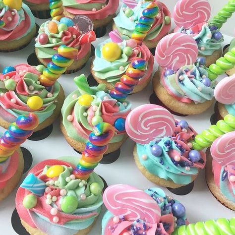 Elaborate cupcake design Sweetie Cupcakes, Pony Cupcakes, Candy Land Cupcakes, My Little Pony Cupcakes, Chocolate Fudge Cupcakes, Nibbles For Party, Candy Birthday Cakes, Lemon Poppyseed Cake, Dark Chocolate Fudge