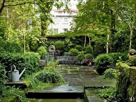 A Look Inside Julianne Moore's Home West Village Townhouse, New York Townhouse, City Gardens, Sculpture Stand, Courtyard Gardens, Julianne Moore, Urban Gardening, West Village, Luz Natural