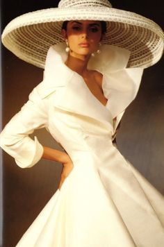 I wonder if one could actually wear this and have it look put together... it's a cool hat, though. Mode Retro, Flot Makeup, Moda Vintage, Beautiful Hats, Look Vintage, Mode Vintage, Hollywood Glamour, Looks Style, Mode Style