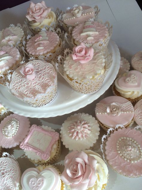 Pink Princess Wedding Theme, Girly Wedding Ideas, Vintage Cupcake Designs, Coquette Wedding Cake, Victorian Birthday Party, Coquette Cupcakes, Victorian Cupcakes, Aesthetic Cupcakes, Vintage Wedding Cupcakes