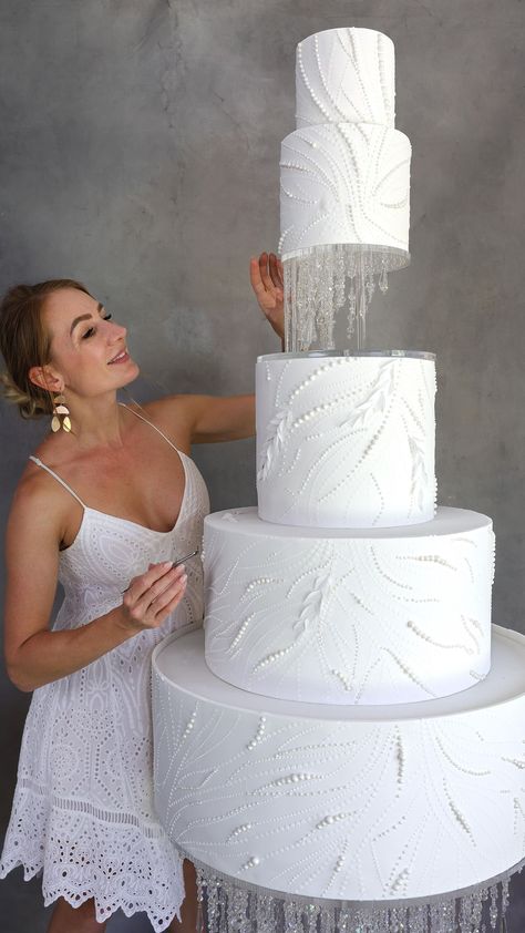 Wedding Cake With Floating Tier, Floating Wedding Cake, Modern Cake Design, Fountain Cake, Modern Cake, Wedding Cake Pearls, Modern Fountain, Wafer Paper Cake, Couture Cakes