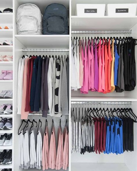 Foolproof tips to Spring Clean your Closet Color Coded Closet, Teen Closet Organization, Organized Aesthetic, Teen Closet, Cleaning Closet Organization, Clever Closet, How To Organize Your Closet, Organized Closet, Organization Closet