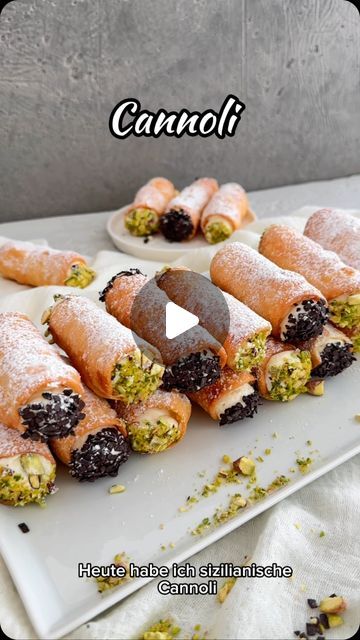 Duygu Cetiner-Öztürk on Instagram: "🇮🇹 Italienische Reihe Rezept 8: Sizilianische Cannoli 👌🏼  Rezept für 20-24 Cannoli  Teig: 1 Ei 250 g Mehl 30 g kalte Butter 80 ml Marsala Wein oder Apfelsaft 1 EL Zucker 1/2 TL Zimt  1 Prise Salz   Füllung: 1 kg Ricotta 100 g Puderzucker  Optional: Bio Zitronenschalen oder Orangenschalenabrieb   Außerdem: 1 Eiweiß  Pistazien Schokoraspel  Den Teig 1 Stunde im Kühlschrank ruhen lassen.  Ricotta im Sieb 30 Min abtropfen lassen.  #cannoli #sizilien #italien #italienischerezepte #cookbakery" Cannoli, Ricotta, Dessert, On Instagram