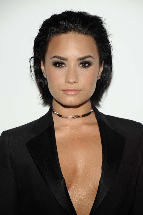 5-Minute Slicked Back Wet Hair Tutorial, check it out at http://makeuptutorials.com/demi-lovato-bob-haircut-makeup-tutorials Demi Lovato Short Hair, Demi Lovato Hair, Slicked Back Hair, Popular Haircuts, Actrices Hollywood, Penteado Cabelo Curto, Black Suit, Demi Lovato, Wet Hair