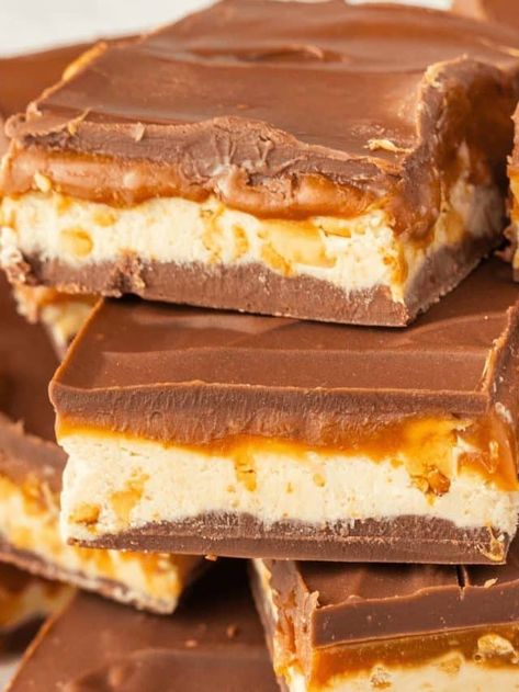 Easy Snickers Candy Bar Fudge Story Snickers Fudge Easy, Snicker Candy Bar Recipes, Snickers Fudge Recipe, Candy Bar Fudge, Snickers Fudge, Football Finger Foods, Snickers Bars Recipe, Honey Baked Ham Recipe, Gluten Free Fudge