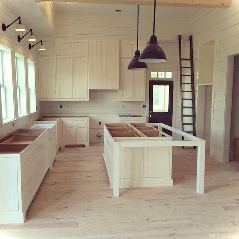 Kitchen Isle, Cottage Kitchen Cabinets, Unique Kitchen Design, Kitchen Island Plans, Kitchen With Island, Kitchen Remodel Cost, Farmhouse Kitchen Island, Kitchen Island Decor, L Shaped Kitchen