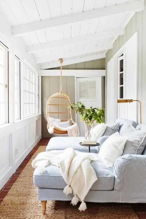 Love this gorgeous sunroom with its hanging swing chair and double chaise lounges - living room ideas - front porch decor - sunroom ideas - screened porch ideas Modern Farmhouse Sunroom, Cozy Sunroom Ideas, Cozy Sunroom, Small Sunroom, Sunroom Decorating, Sunroom Designs, Classic Home Decor, Front Porch Decorating, Livingroom Layout