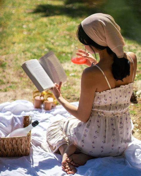 Picnic In Nature, Picnic Fashion Editorial, Retro Picnic Photoshoot, Cottagecore Picnic Photoshoot, Picnic Portrait Photography, Summer Picnic Photography, Picnic Shoot Ideas, Picknick Photoshoot, Picnic Photography Ideas